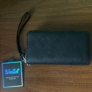 NWT Wallet Black Single Zip Wallet Wristlet